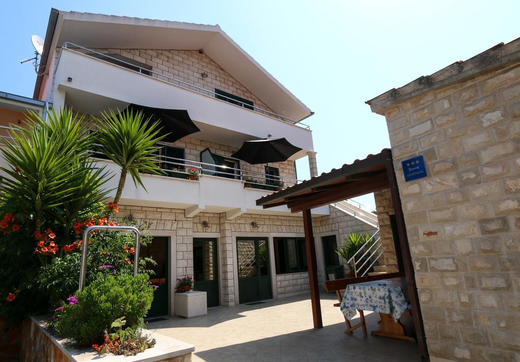 Apartments Jadranka Loviste Bagian luar foto