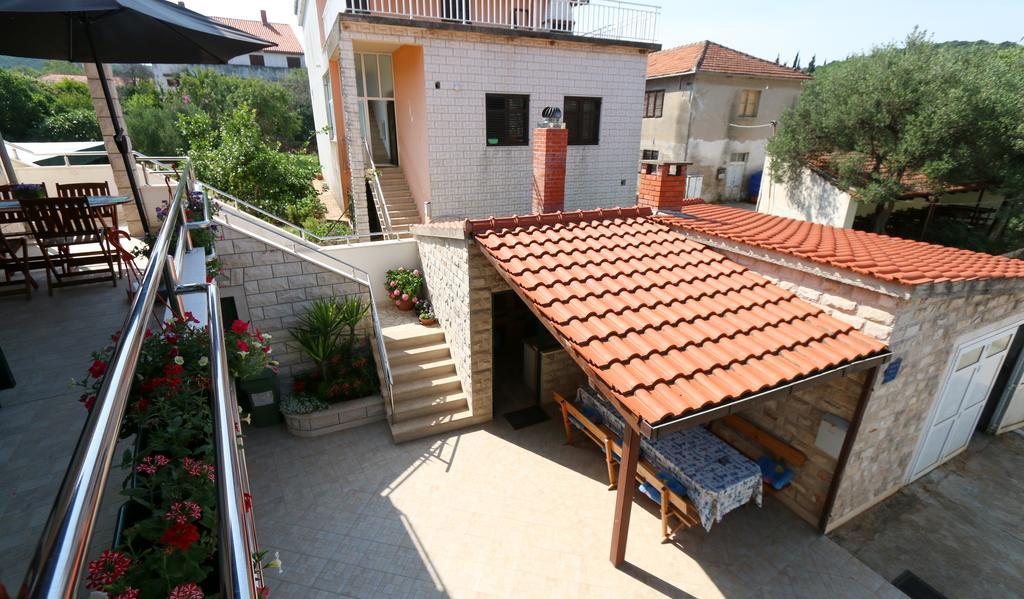 Apartments Jadranka Loviste Bagian luar foto