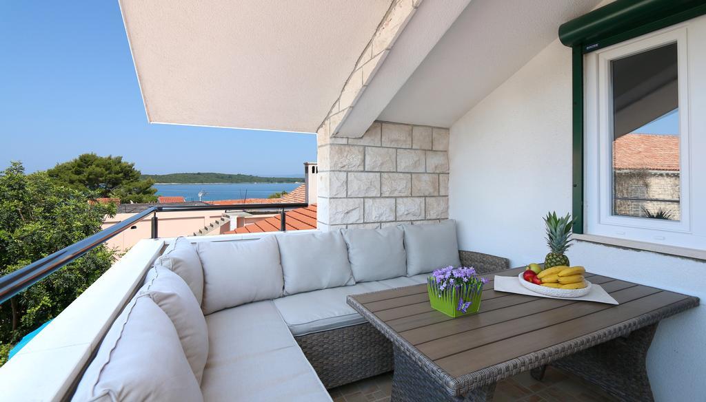 Apartments Jadranka Loviste Bagian luar foto