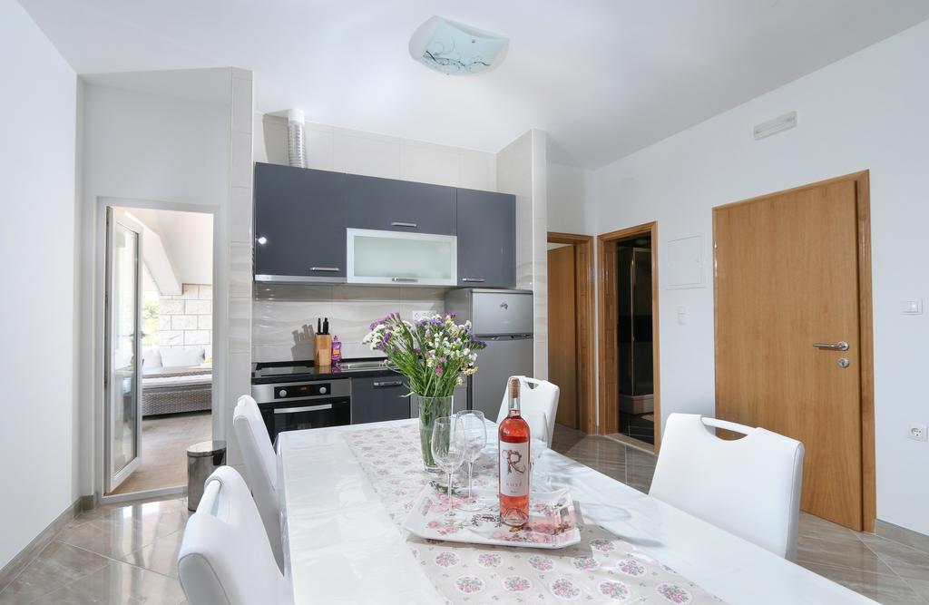 Apartments Jadranka Loviste Bagian luar foto