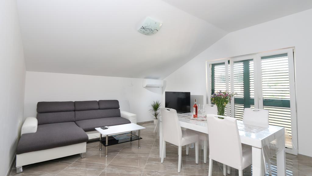 Apartments Jadranka Loviste Bagian luar foto