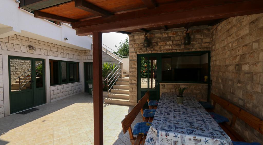 Apartments Jadranka Loviste Bagian luar foto