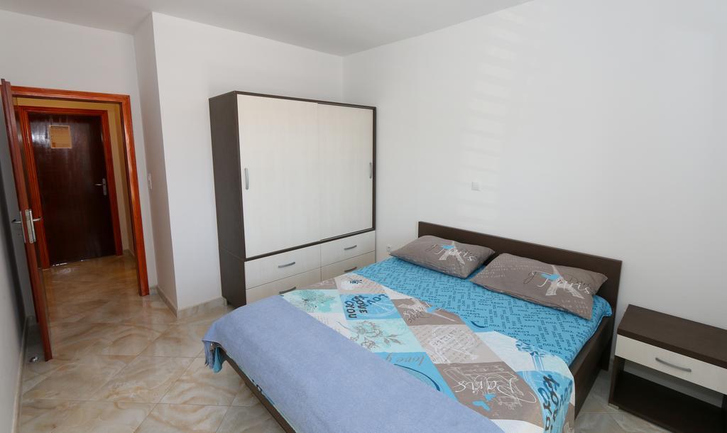 Apartments Jadranka Loviste Bagian luar foto