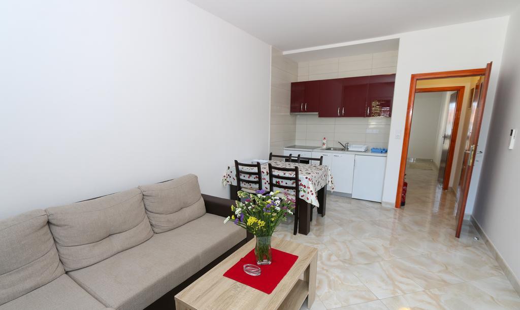 Apartments Jadranka Loviste Bagian luar foto