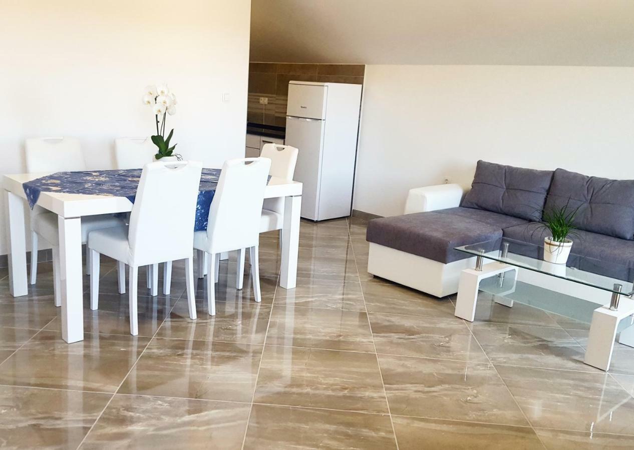 Apartments Jadranka Loviste Bagian luar foto