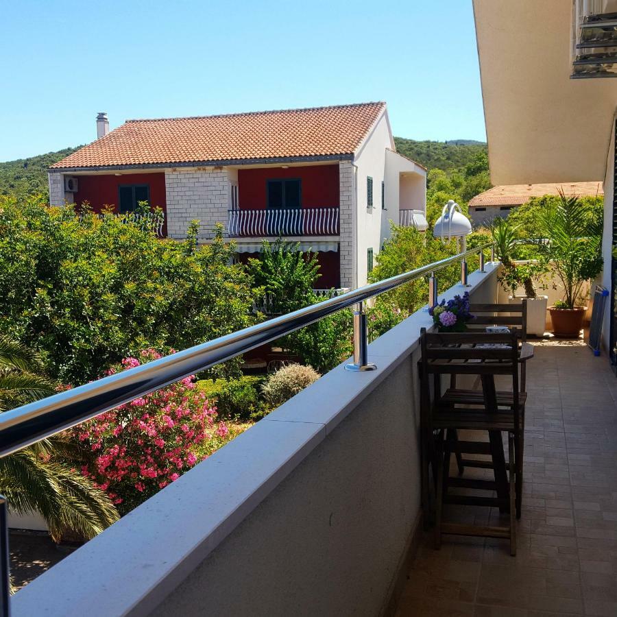 Apartments Jadranka Loviste Bagian luar foto