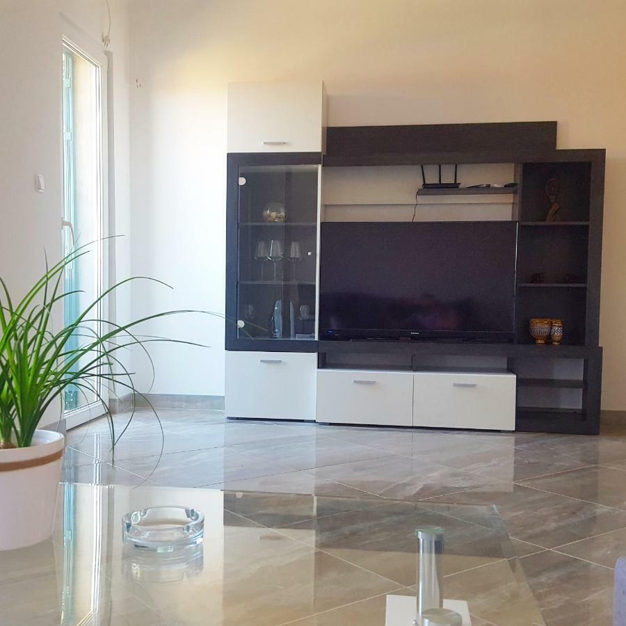 Apartments Jadranka Loviste Bagian luar foto